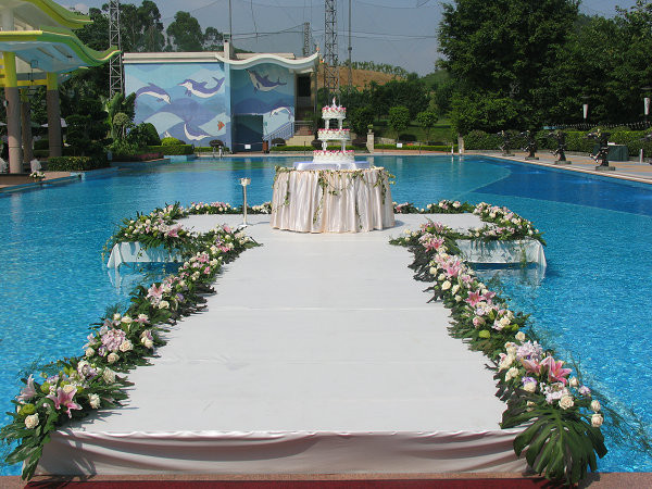 Pool Wedding Decorations
 decorating pool for wedding