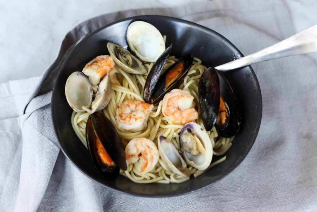 Shrimp And Scallop Pasta With White Wine Sauce
 Easy Seafood Pasta with White Wine Butter Sauce