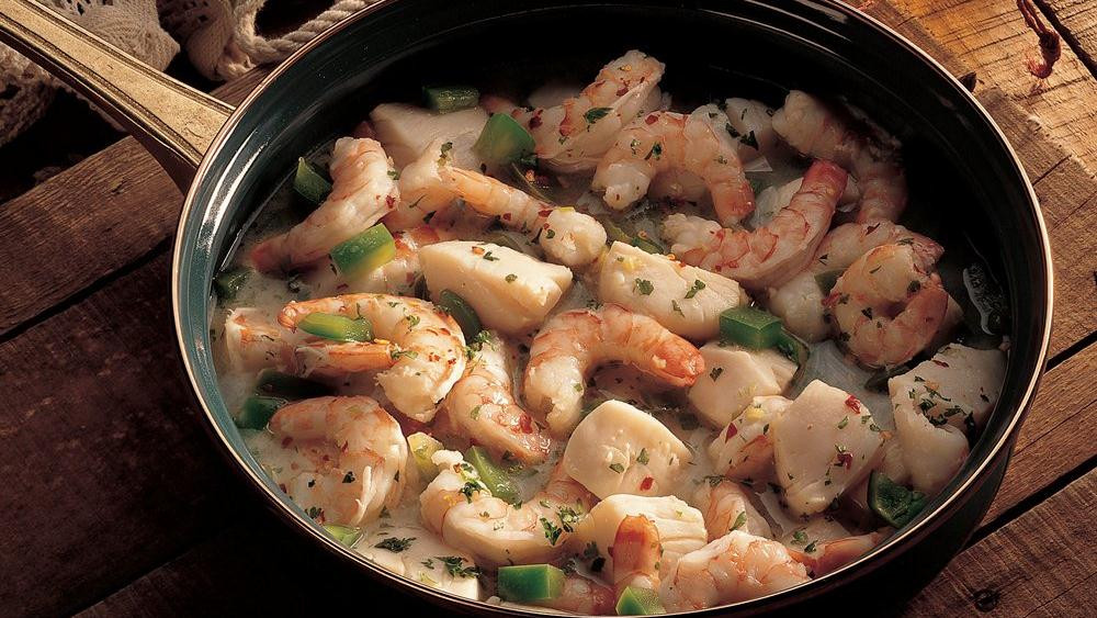 Shrimp And Scallop Pasta With White Wine Sauce
 Shrimp and Scallops in Wine Sauce recipe from Pillsbury