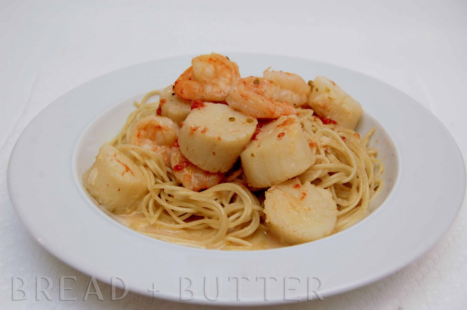 Shrimp And Scallop Pasta With White Wine Sauce
 Bread Butter Shrimps & Scallops with a White Wine Broth
