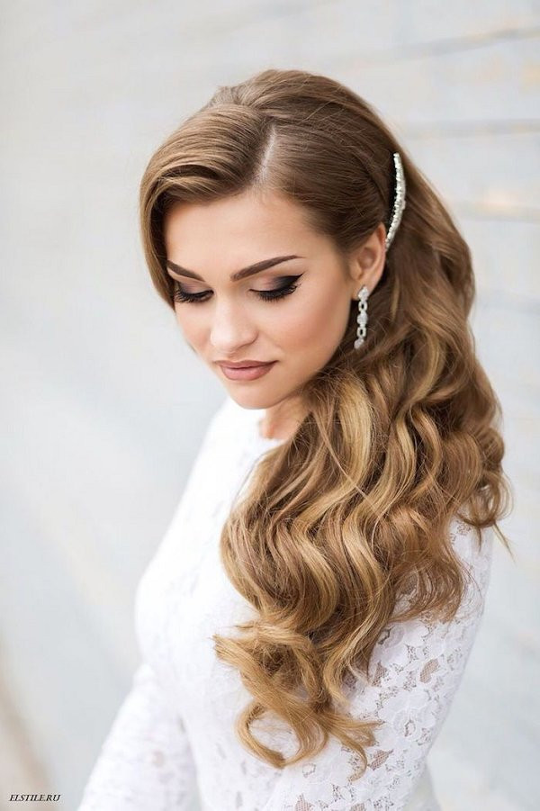 Side Swept Hairstyle For Wedding
 Side swept old Hollywood glam wedding hairstyle