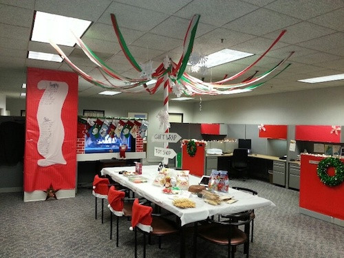 Small Holiday Party Ideas
 Holiday fice Decorating Ideas Get Smart WorkSpaces