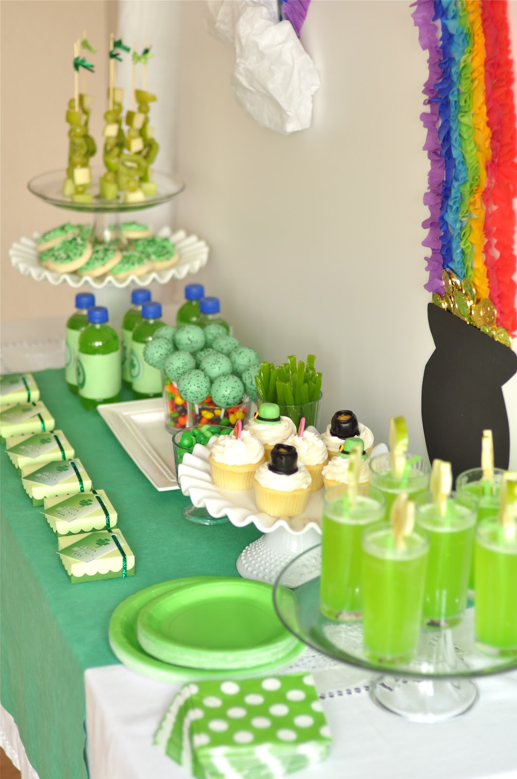 St Patrick Day Party Ideas
 St Patrick s Day Rainbow Party & FREE Printables Party