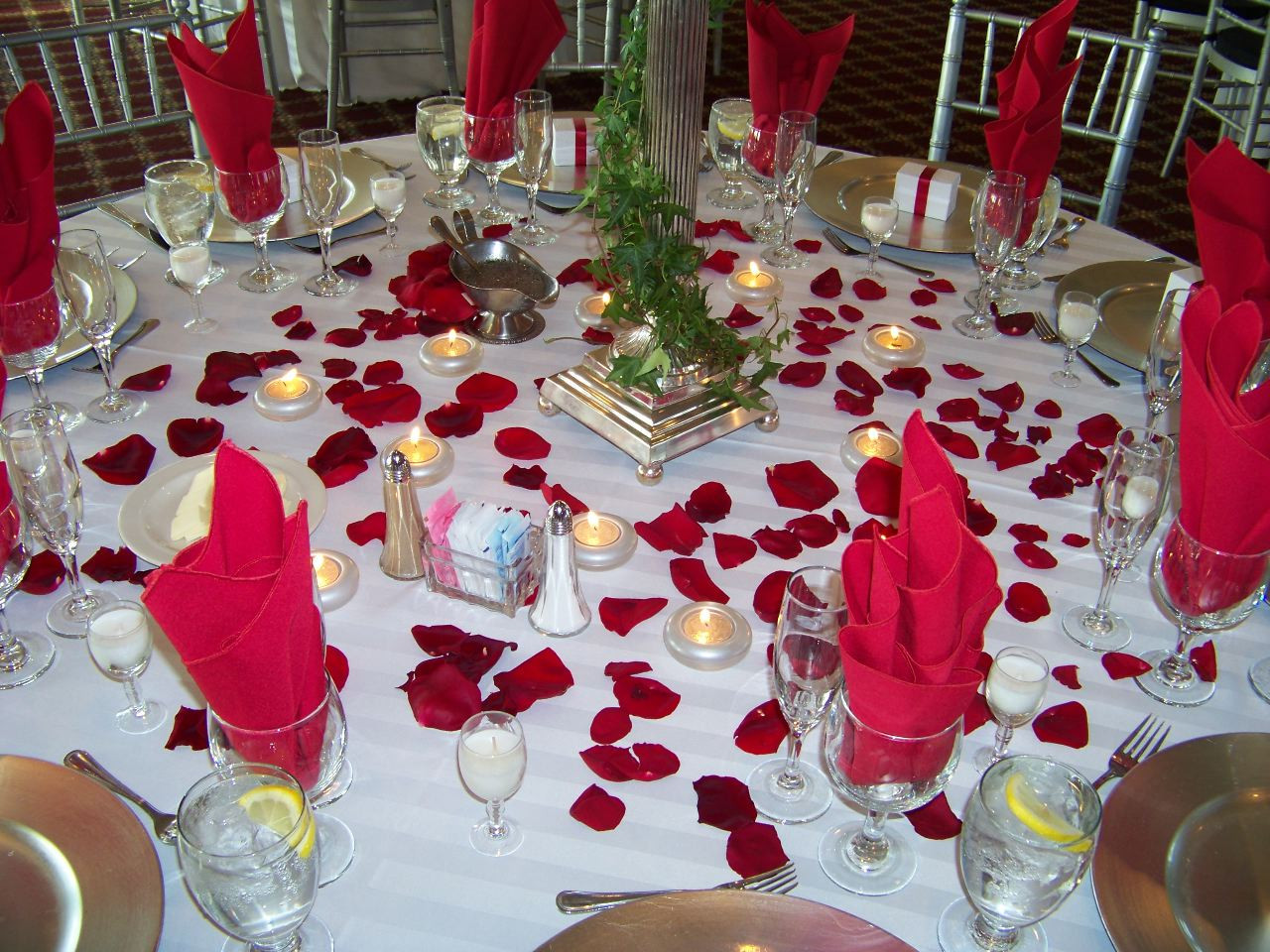 Table Decor For Wedding
 Home Decor Tips Wedding Reception Decorations with Balloons