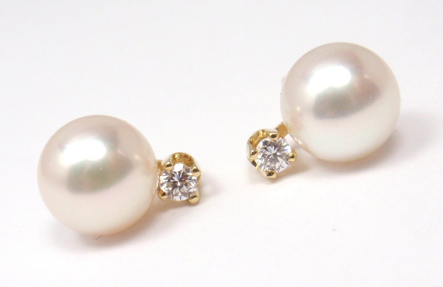 Tiffany Pearl Earrings
 Tiffany & Co 18K Yellow Gold Pearl Diamond Stud Earrings w box