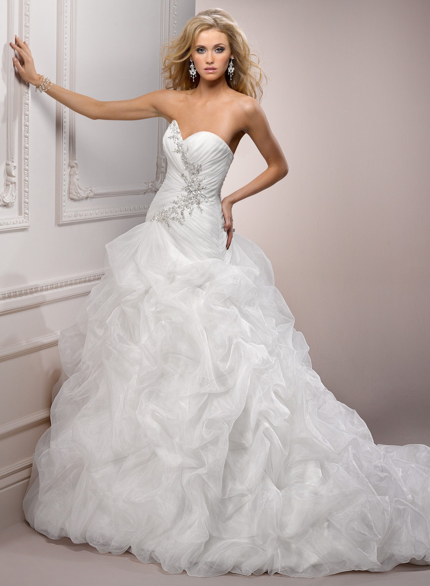 Wedding Dress Material
 Bridal Guide to Popular Wedding Dress Fabric