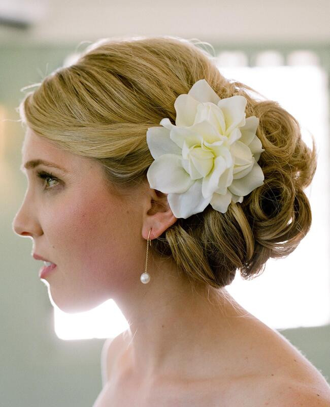 Wedding Hair With Flowers
 7 Ways to Wear Fresh Flowers In Your Wedding Day Hair