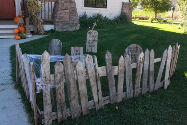 Halloween Fence Diy
 Outdoor Halloween Décor Ideas