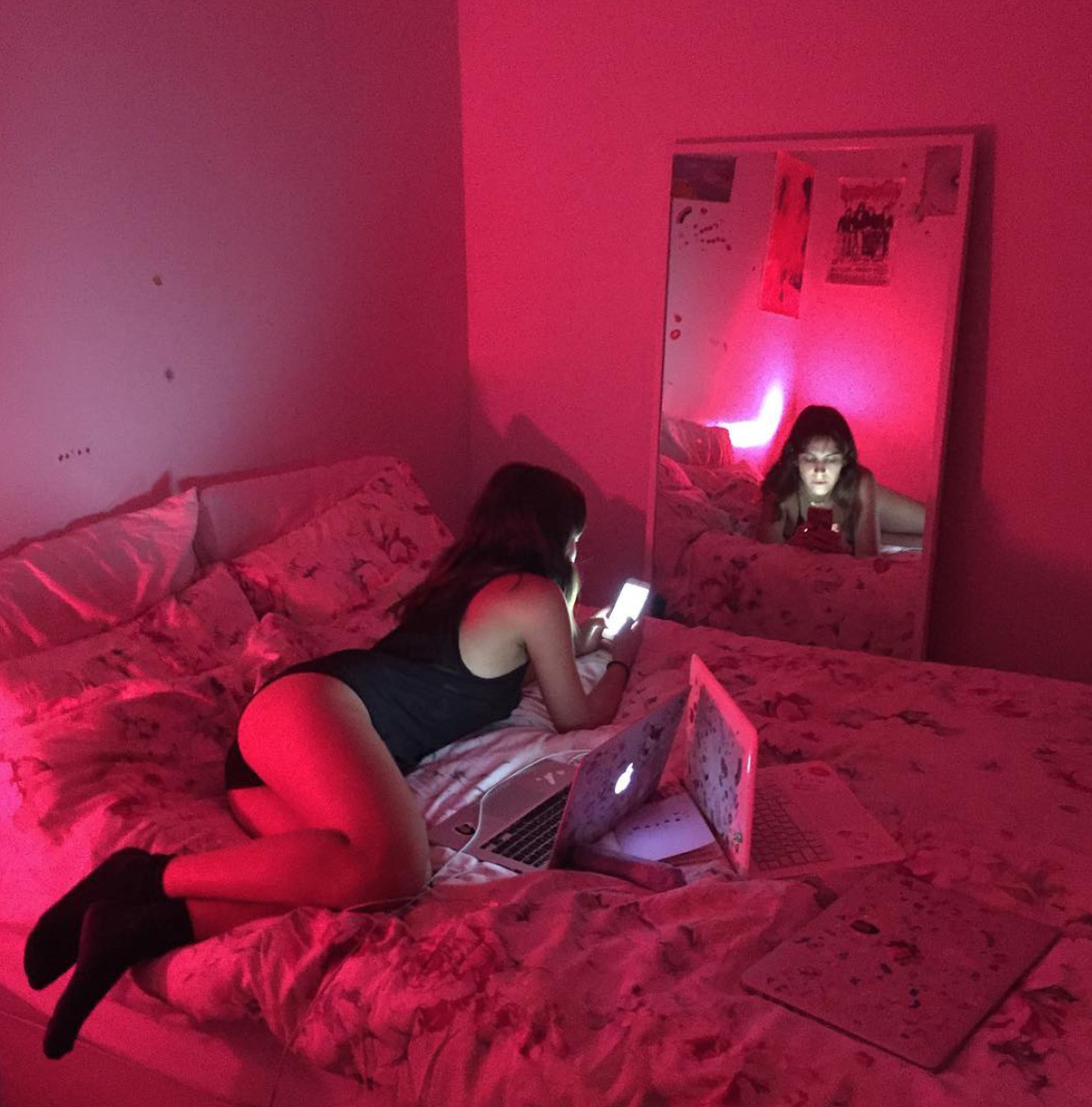 Red Light Bulb In Bedroom
 ̗̀ saith my he A rt ̖́