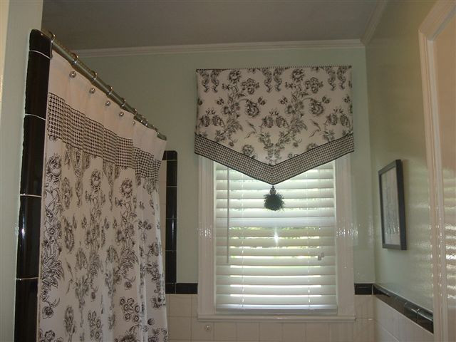 Small Window Curtains For Bathroom
 Idea for bay window in master bathroom surrounding jacuzzi
