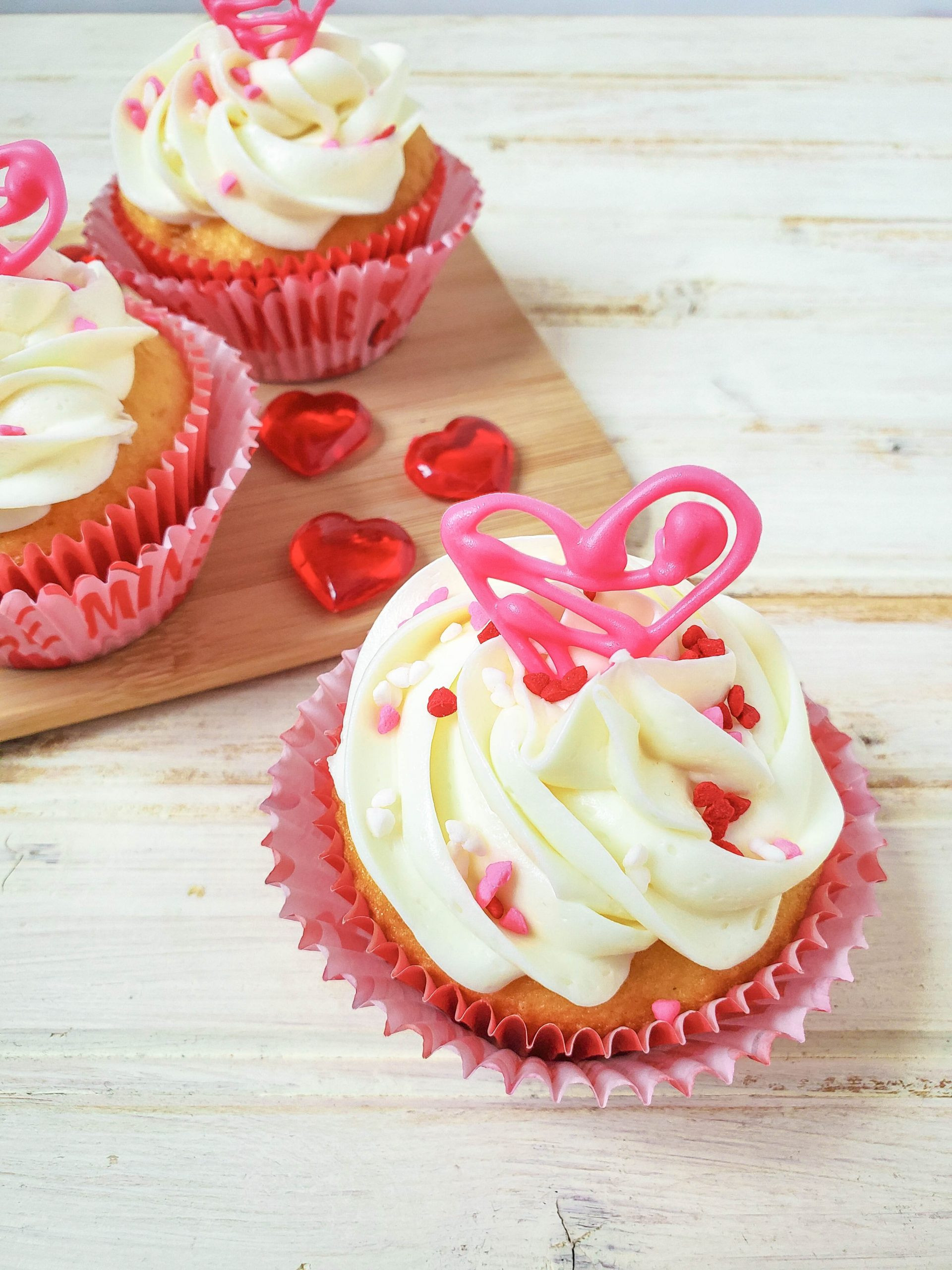 Valentine Cupcakes Pinterest
 Easy Valentines Day Cupcakes with Edible Heart Topper
