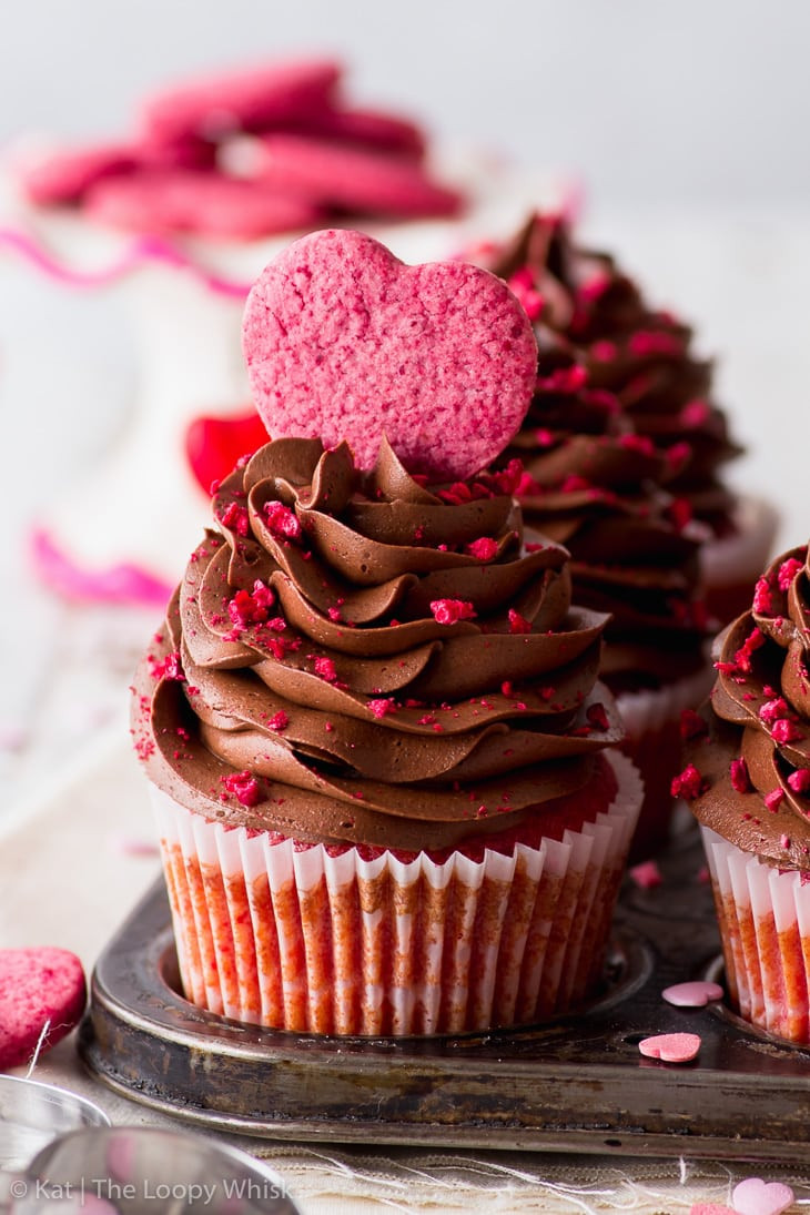 Valentine Cupcakes Pinterest
 Raspberry & Chocolate Valentine’s Cupcakes The Loopy Whisk