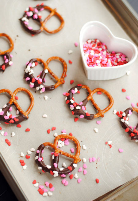 Valentine'S Day Chocolate Covered Pretzels
 Leanne bakes Chocolate Covered Pretzels for Valentine s Day